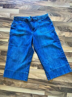 Women’s whiskered blue jean Capri pants wide leg size 16 comfy vacation Resort